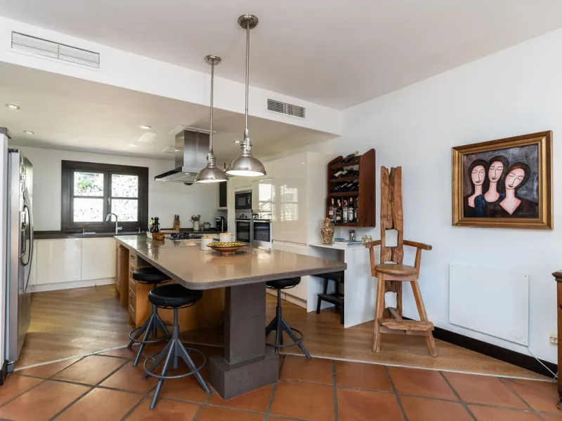 Spectacular townhouse in El Casar, Benahavís, one of the most exclusive developments in Benahavís village. The property stands out for its spaciousness, brightness, and functional layout, offering a total of 4 bedrooms, 4 bathrooms, and 1 guest toilet.