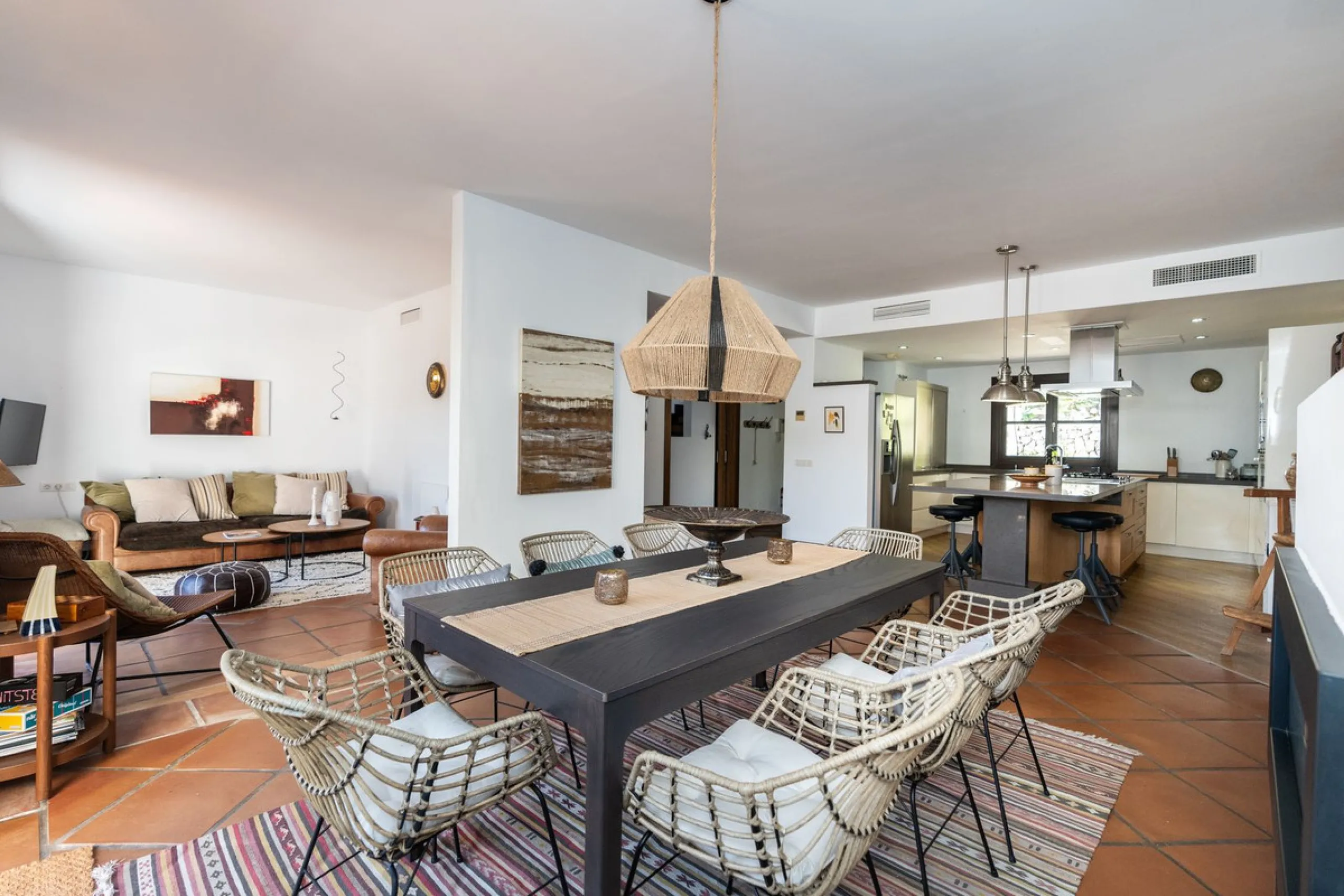 Spectacular townhouse in El Casar, Benahavís, one of the most exclusive developments in Benahavís village. The property stands out for its spaciousness, brightness, and functional layout, offering a total of 4 bedrooms, 4 bathrooms, and 1 guest toilet.