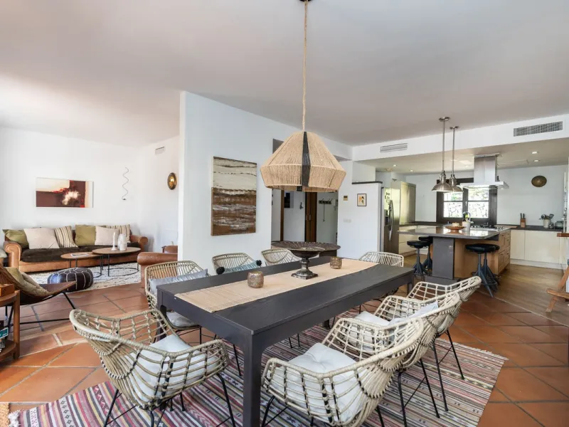 Spectacular townhouse in El Casar, Benahavís, one of the most exclusive developments in Benahavís village. The property stands out for its spaciousness, brightness, and functional layout, offering a total of 4 bedrooms, 4 bathrooms, and 1 guest toilet.