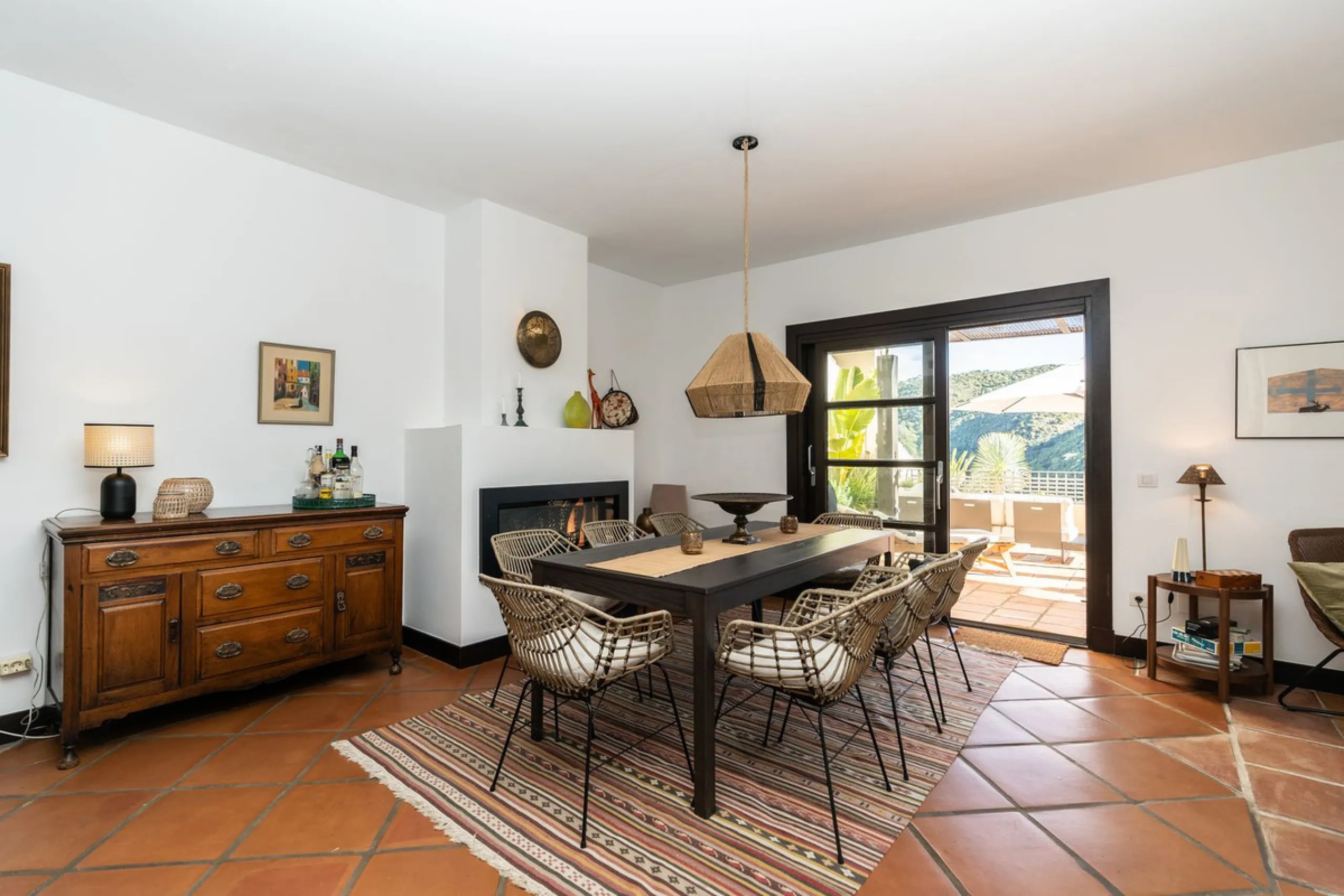 Spectacular townhouse in El Casar, Benahavís, one of the most exclusive developments in Benahavís village. The property stands out for its spaciousness, brightness, and functional layout, offering a total of 4 bedrooms, 4 bathrooms, and 1 guest toilet.