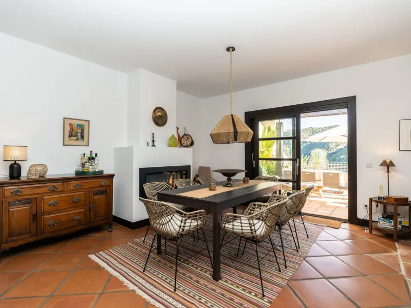 Spectacular townhouse in El Casar, Benahavís, one of the most exclusive developments in Benahavís village. The property stands out for its spaciousness, brightness, and functional layout, offering a total of 4 bedrooms, 4 bathrooms, and 1 guest toilet.