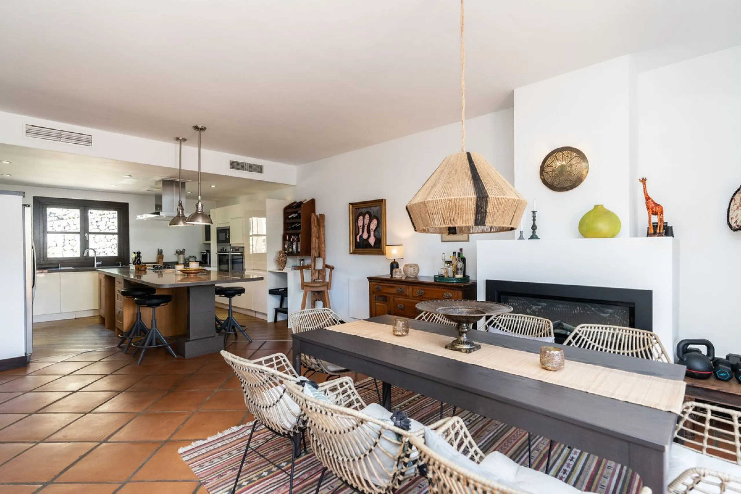 Spectacular townhouse in El Casar, Benahavís, one of the most exclusive developments in Benahavís village. The property stands out for its spaciousness, brightness, and functional layout, offering a total of 4 bedrooms, 4 bathrooms, and 1 guest toilet.