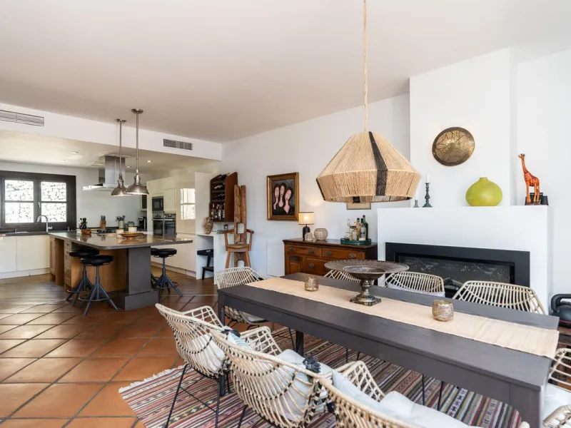 Spectacular townhouse in El Casar, Benahavís, one of the most exclusive developments in Benahavís village. The property stands out for its spaciousness, brightness, and functional layout, offering a total of 4 bedrooms, 4 bathrooms, and 1 guest toilet.