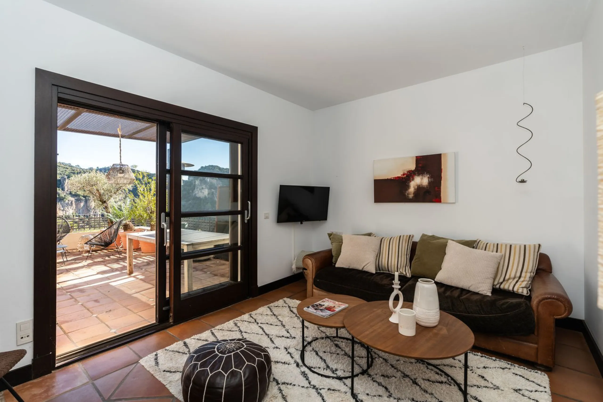 Spectacular townhouse in El Casar, Benahavís, one of the most exclusive developments in Benahavís village. The property stands out for its spaciousness, brightness, and functional layout, offering a total of 4 bedrooms, 4 bathrooms, and 1 guest toilet.