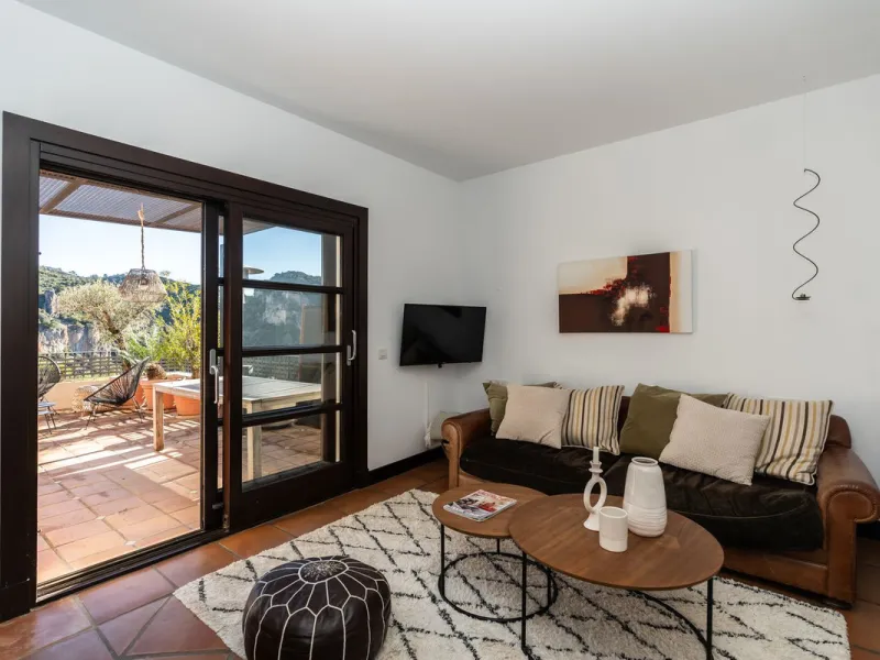 Spectacular townhouse in El Casar, Benahavís, one of the most exclusive developments in Benahavís village. The property stands out for its spaciousness, brightness, and functional layout, offering a total of 4 bedrooms, 4 bathrooms, and 1 guest toilet.