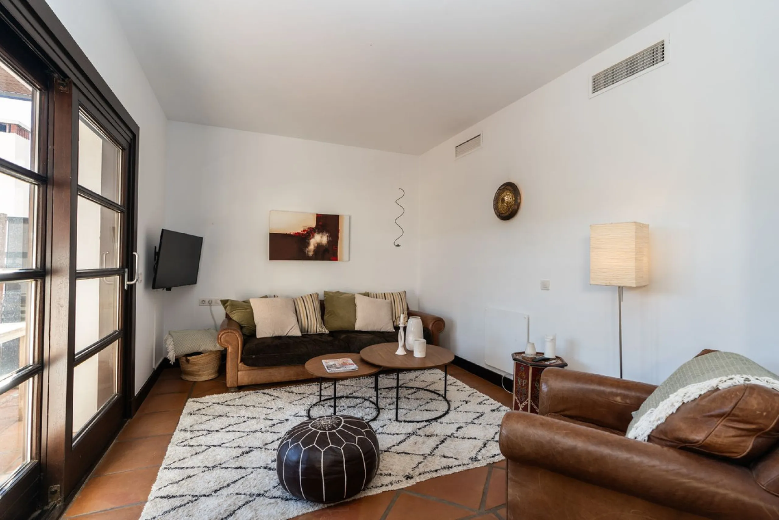 Spectacular townhouse in El Casar, Benahavís, one of the most exclusive developments in Benahavís village. The property stands out for its spaciousness, brightness, and functional layout, offering a total of 4 bedrooms, 4 bathrooms, and 1 guest toilet.
