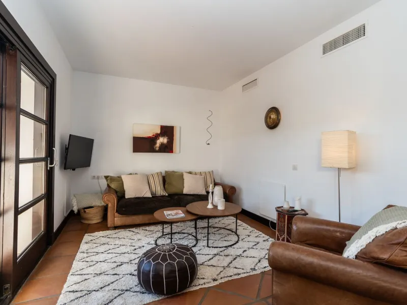 Spectacular townhouse in El Casar, Benahavís, one of the most exclusive developments in Benahavís village. The property stands out for its spaciousness, brightness, and functional layout, offering a total of 4 bedrooms, 4 bathrooms, and 1 guest toilet.