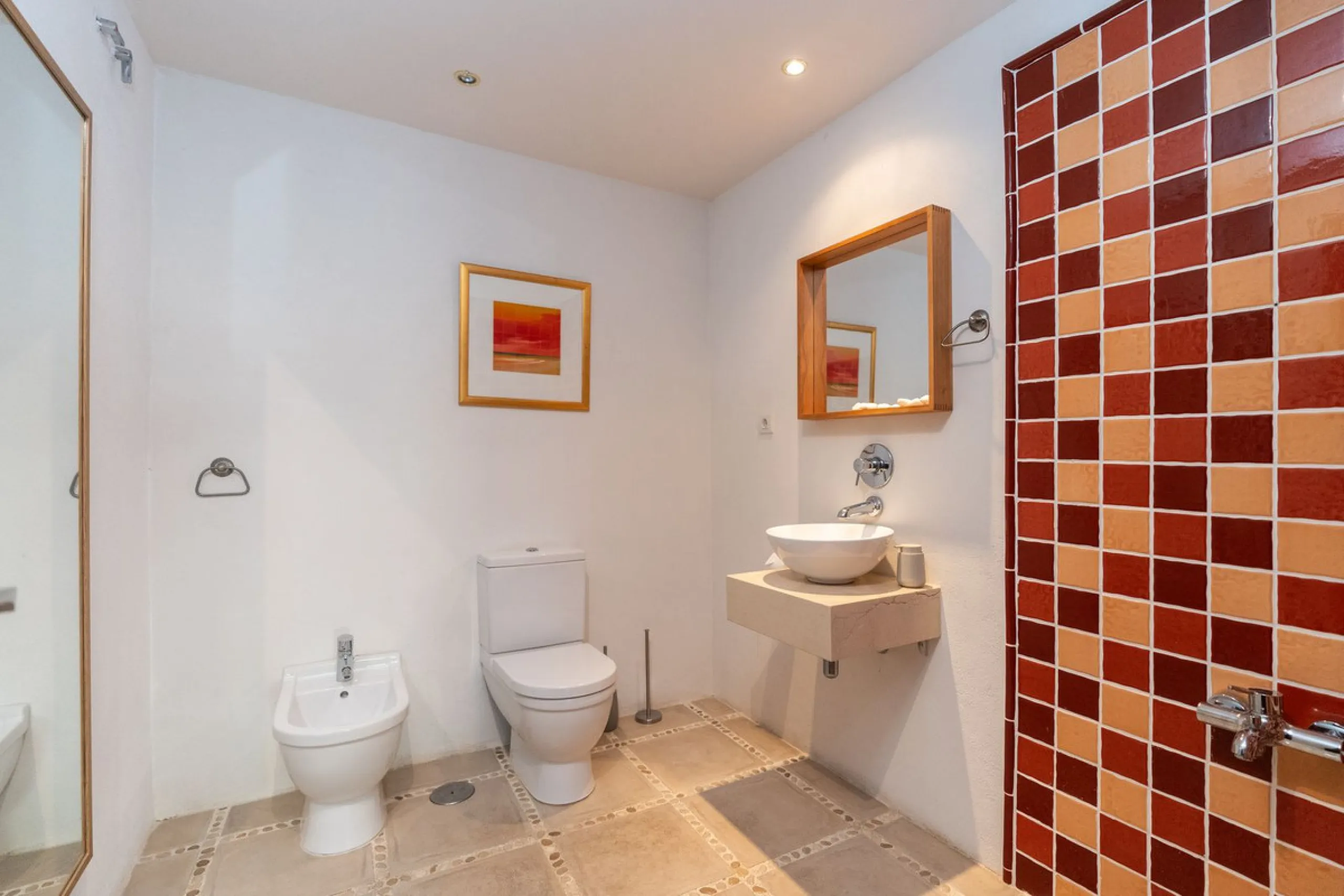Spectacular townhouse in El Casar, Benahavís, one of the most exclusive developments in Benahavís village. The property stands out for its spaciousness, brightness, and functional layout, offering a total of 4 bedrooms, 4 bathrooms, and 1 guest toilet.