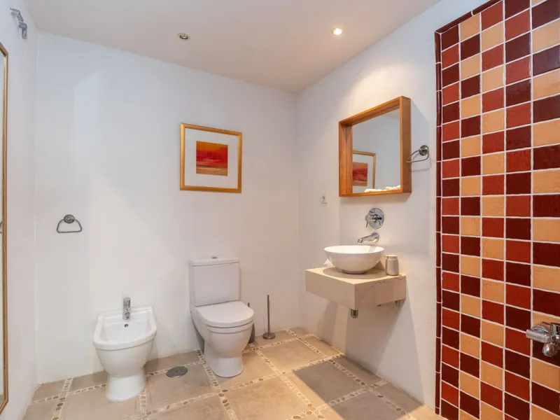 Spectacular townhouse in El Casar, Benahavís, one of the most exclusive developments in Benahavís village. The property stands out for its spaciousness, brightness, and functional layout, offering a total of 4 bedrooms, 4 bathrooms, and 1 guest toilet.