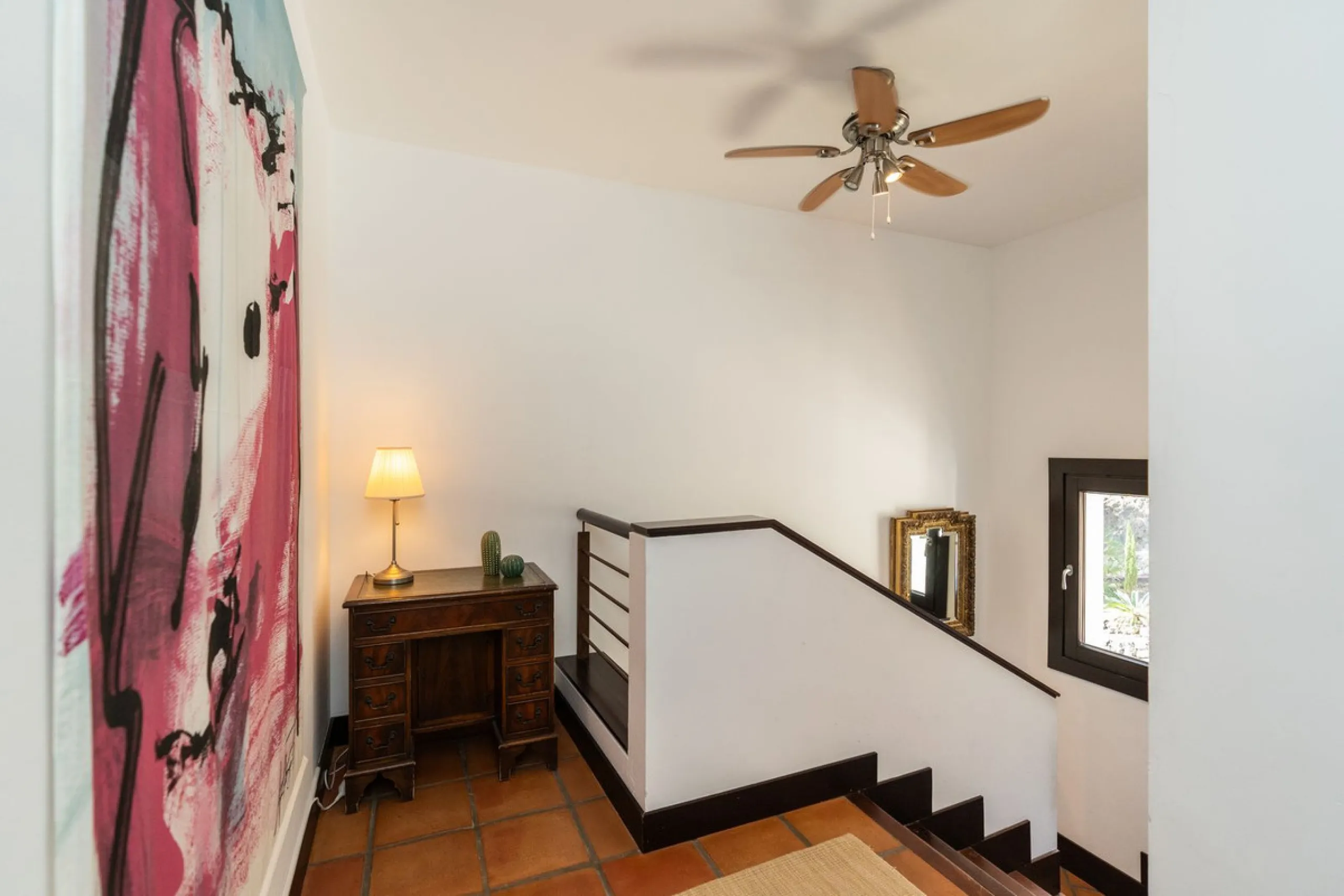 Spectacular townhouse in El Casar, Benahavís, one of the most exclusive developments in Benahavís village. The property stands out for its spaciousness, brightness, and functional layout, offering a total of 4 bedrooms, 4 bathrooms, and 1 guest toilet.