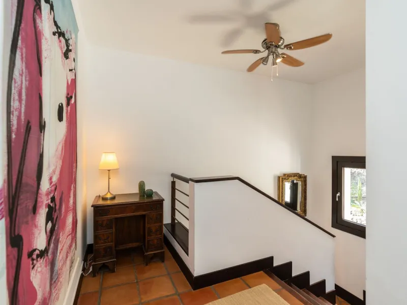 Spectacular townhouse in El Casar, Benahavís, one of the most exclusive developments in Benahavís village. The property stands out for its spaciousness, brightness, and functional layout, offering a total of 4 bedrooms, 4 bathrooms, and 1 guest toilet.