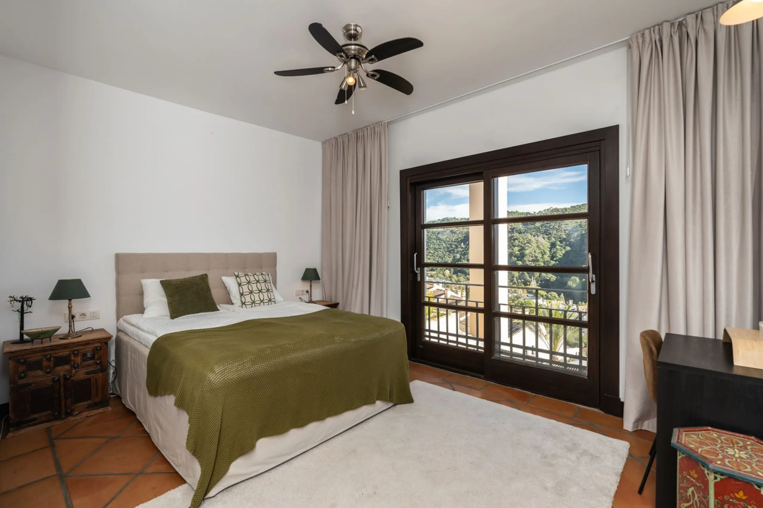 Spectacular townhouse in El Casar, Benahavís, one of the most exclusive developments in Benahavís village. The property stands out for its spaciousness, brightness, and functional layout, offering a total of 4 bedrooms, 4 bathrooms, and 1 guest toilet.