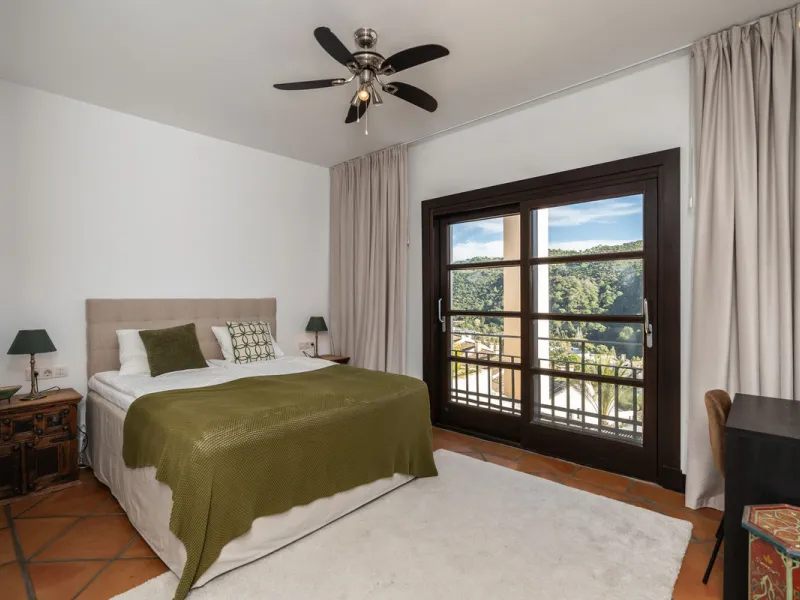 Spectacular townhouse in El Casar, Benahavís, one of the most exclusive developments in Benahavís village. The property stands out for its spaciousness, brightness, and functional layout, offering a total of 4 bedrooms, 4 bathrooms, and 1 guest toilet.