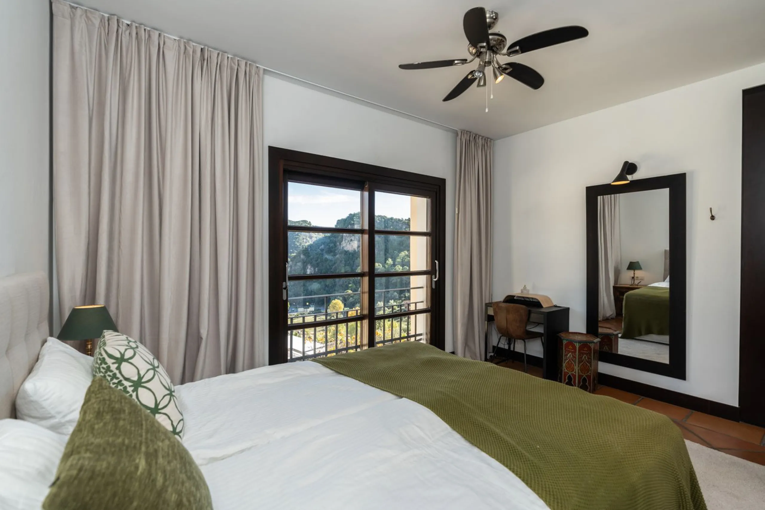 Spectacular townhouse in El Casar, Benahavís, one of the most exclusive developments in Benahavís village. The property stands out for its spaciousness, brightness, and functional layout, offering a total of 4 bedrooms, 4 bathrooms, and 1 guest toilet.