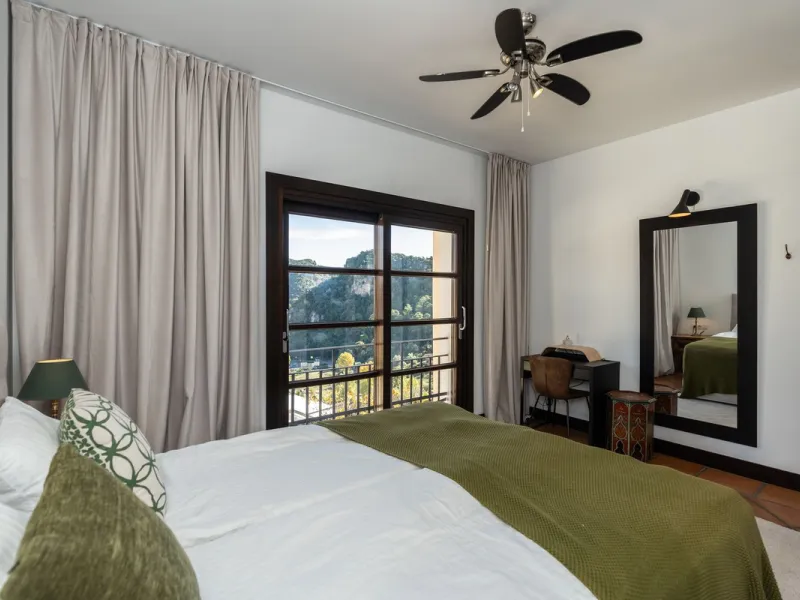 Spectacular townhouse in El Casar, Benahavís, one of the most exclusive developments in Benahavís village. The property stands out for its spaciousness, brightness, and functional layout, offering a total of 4 bedrooms, 4 bathrooms, and 1 guest toilet.