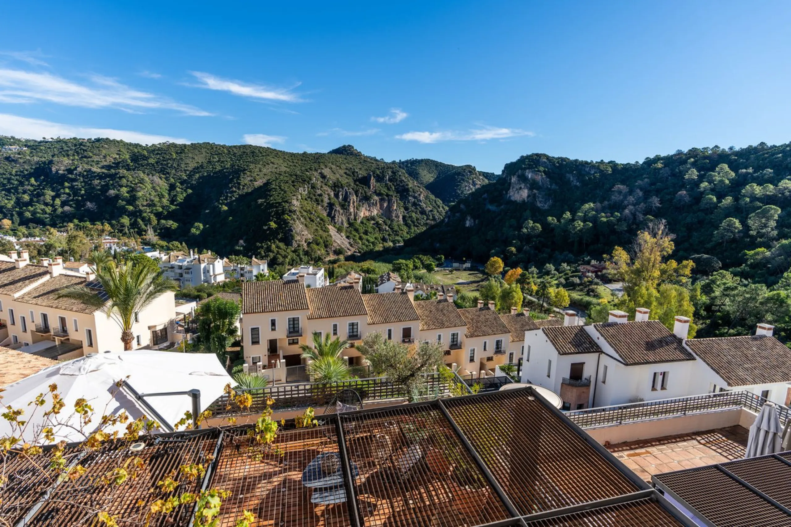 Spectacular townhouse in El Casar, Benahavís, one of the most exclusive developments in Benahavís village. The property stands out for its spaciousness, brightness, and functional layout, offering a total of 4 bedrooms, 4 bathrooms, and 1 guest toilet.