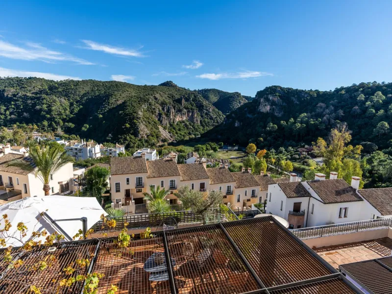 Spectacular townhouse in El Casar, Benahavís, one of the most exclusive developments in Benahavís village. The property stands out for its spaciousness, brightness, and functional layout, offering a total of 4 bedrooms, 4 bathrooms, and 1 guest toilet.