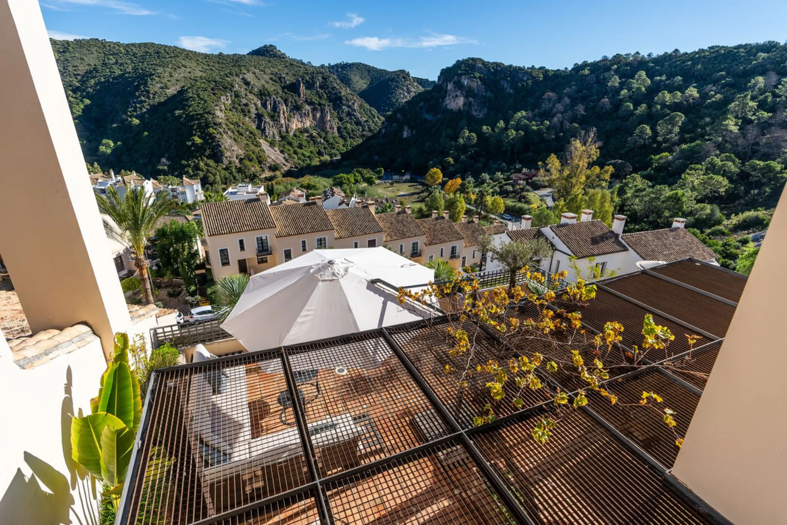 Spectacular townhouse in El Casar, Benahavís, one of the most exclusive developments in Benahavís village. The property stands out for its spaciousness, brightness, and functional layout, offering a total of 4 bedrooms, 4 bathrooms, and 1 guest toilet.