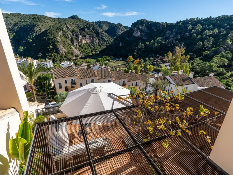 Spectacular townhouse in El Casar, Benahavís, one of the most exclusive developments in Benahavís village. The property stands out for its spaciousness, brightness, and functional layout, offering a total of 4 bedrooms, 4 bathrooms, and 1 guest toilet.