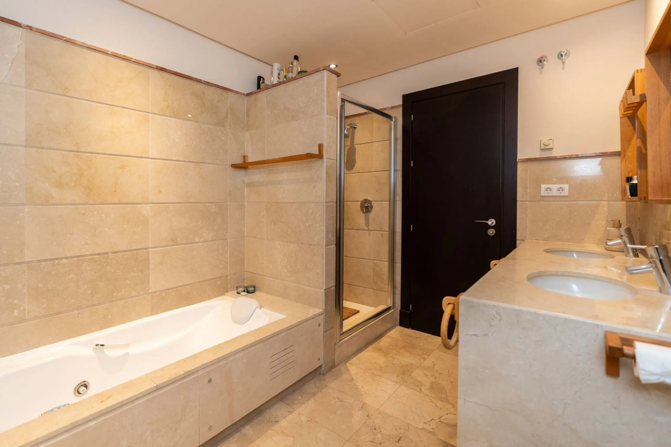 Spectacular townhouse in El Casar, Benahavís, one of the most exclusive developments in Benahavís village. The property stands out for its spaciousness, brightness, and functional layout, offering a total of 4 bedrooms, 4 bathrooms, and 1 guest toilet.