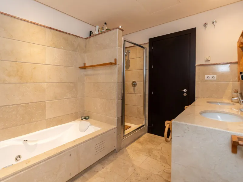 Spectacular townhouse in El Casar, Benahavís, one of the most exclusive developments in Benahavís village. The property stands out for its spaciousness, brightness, and functional layout, offering a total of 4 bedrooms, 4 bathrooms, and 1 guest toilet.