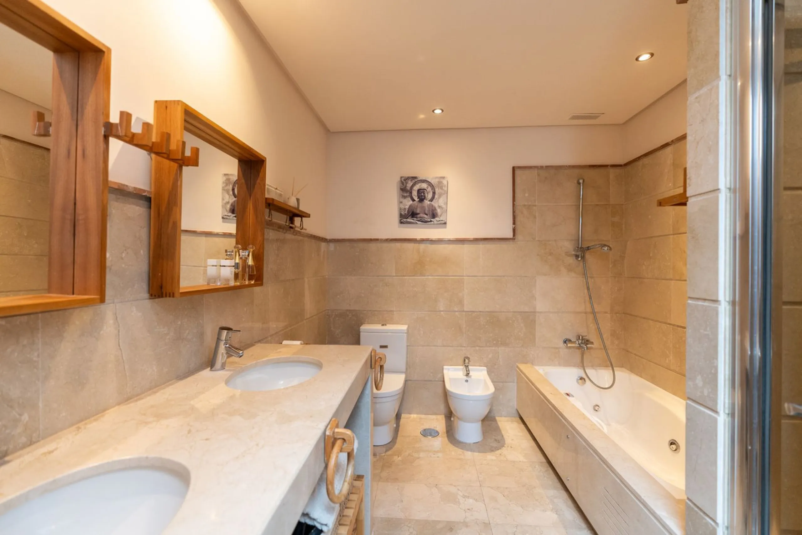Spectacular townhouse in El Casar, Benahavís, one of the most exclusive developments in Benahavís village. The property stands out for its spaciousness, brightness, and functional layout, offering a total of 4 bedrooms, 4 bathrooms, and 1 guest toilet.