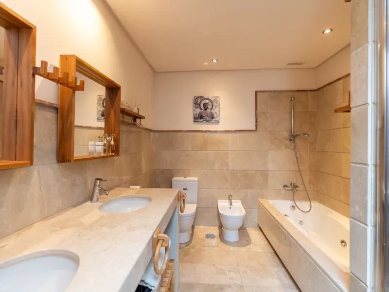 Spectacular townhouse in El Casar, Benahavís, one of the most exclusive developments in Benahavís village. The property stands out for its spaciousness, brightness, and functional layout, offering a total of 4 bedrooms, 4 bathrooms, and 1 guest toilet.