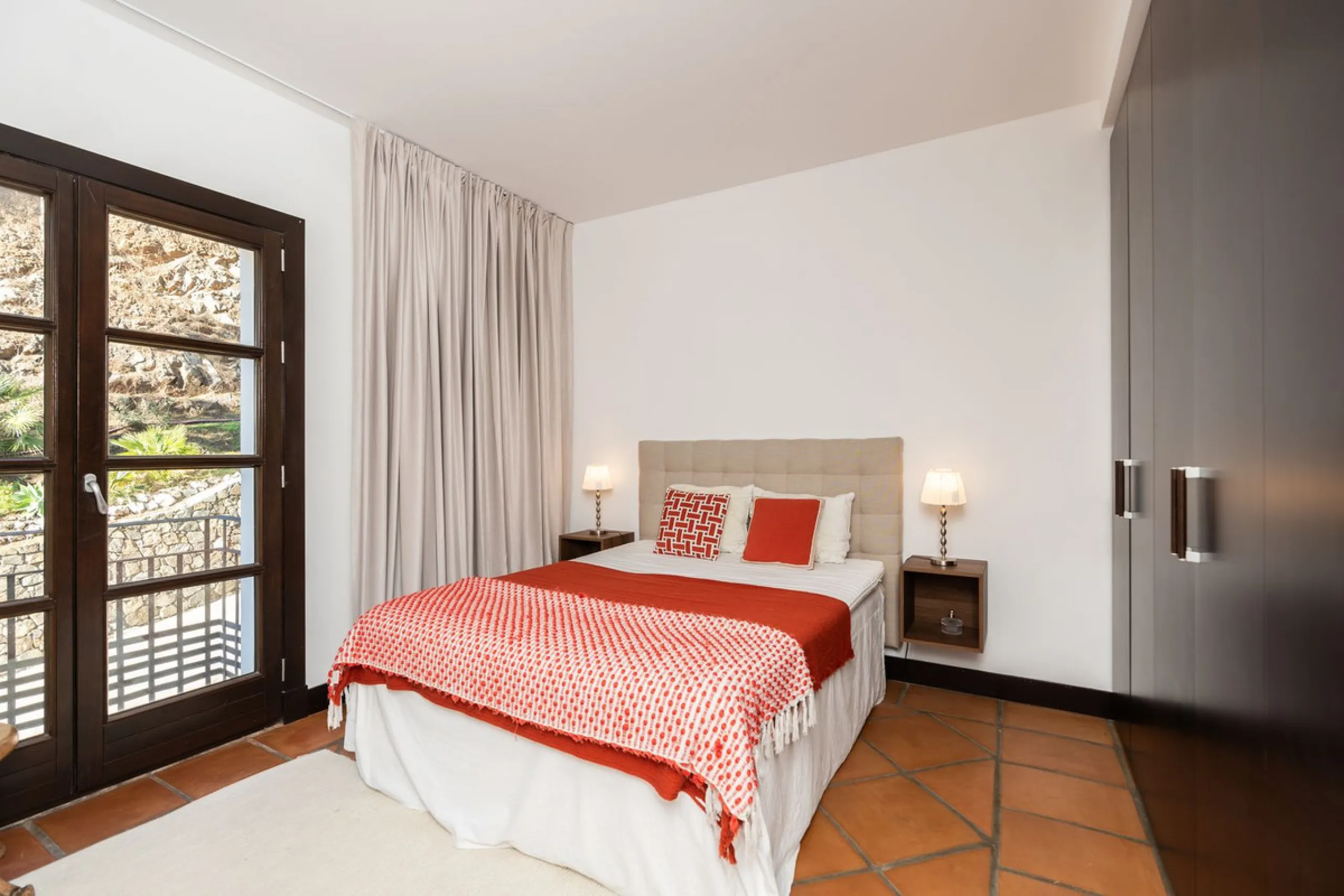 Spectacular townhouse in El Casar, Benahavís, one of the most exclusive developments in Benahavís village. The property stands out for its spaciousness, brightness, and functional layout, offering a total of 4 bedrooms, 4 bathrooms, and 1 guest toilet.