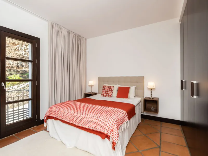 Spectacular townhouse in El Casar, Benahavís, one of the most exclusive developments in Benahavís village. The property stands out for its spaciousness, brightness, and functional layout, offering a total of 4 bedrooms, 4 bathrooms, and 1 guest toilet.