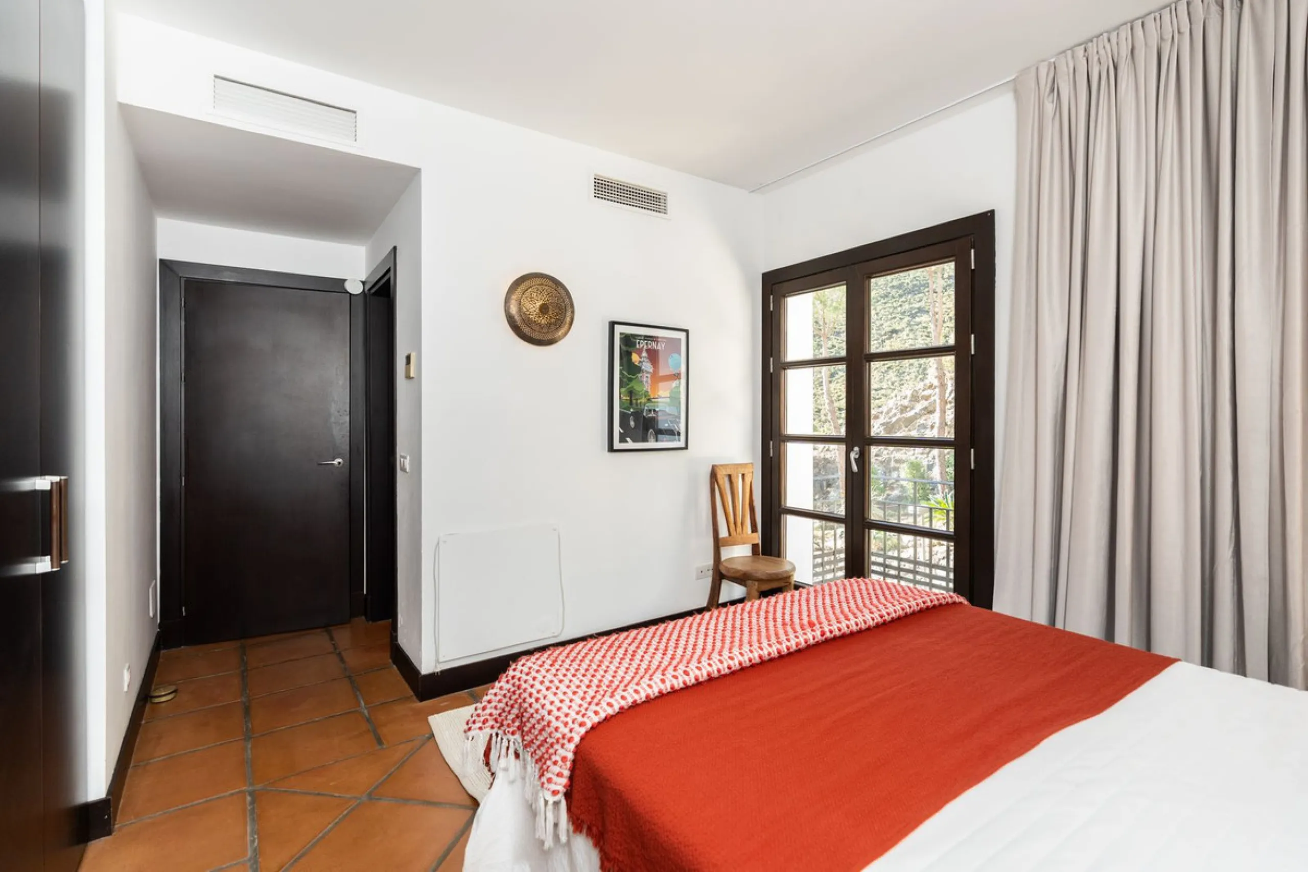 Spectacular townhouse in El Casar, Benahavís, one of the most exclusive developments in Benahavís village. The property stands out for its spaciousness, brightness, and functional layout, offering a total of 4 bedrooms, 4 bathrooms, and 1 guest toilet.