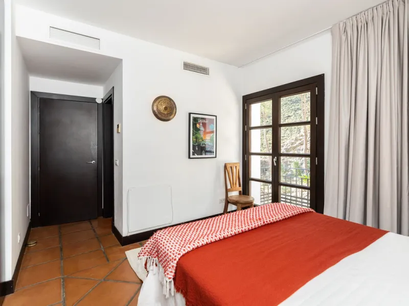 Spectacular townhouse in El Casar, Benahavís, one of the most exclusive developments in Benahavís village. The property stands out for its spaciousness, brightness, and functional layout, offering a total of 4 bedrooms, 4 bathrooms, and 1 guest toilet.