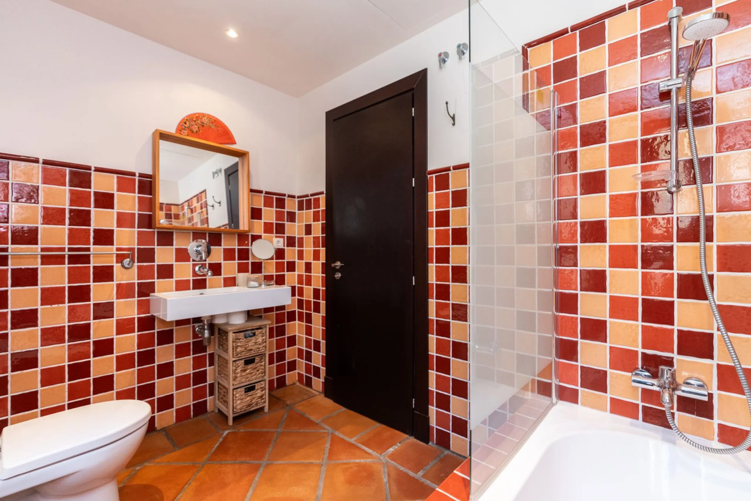 Spectacular townhouse in El Casar, Benahavís, one of the most exclusive developments in Benahavís village. The property stands out for its spaciousness, brightness, and functional layout, offering a total of 4 bedrooms, 4 bathrooms, and 1 guest toilet.