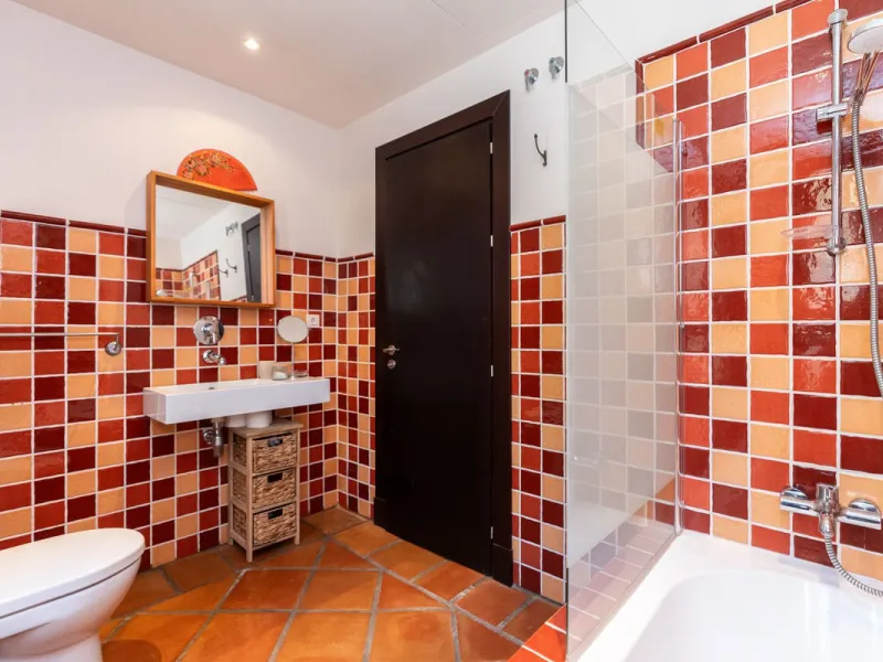 Spectacular townhouse in El Casar, Benahavís, one of the most exclusive developments in Benahavís village. The property stands out for its spaciousness, brightness, and functional layout, offering a total of 4 bedrooms, 4 bathrooms, and 1 guest toilet.