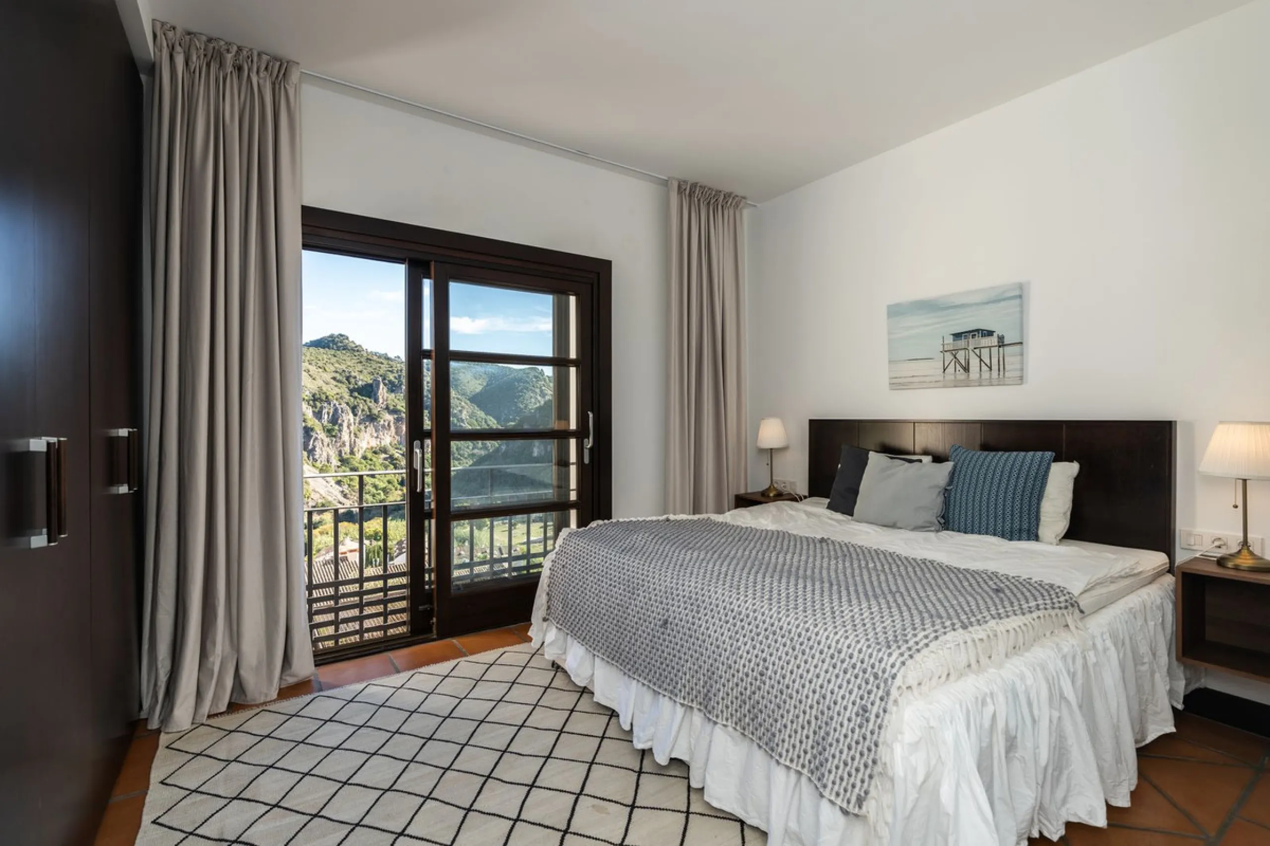 Spectacular townhouse in El Casar, Benahavís, one of the most exclusive developments in Benahavís village. The property stands out for its spaciousness, brightness, and functional layout, offering a total of 4 bedrooms, 4 bathrooms, and 1 guest toilet.