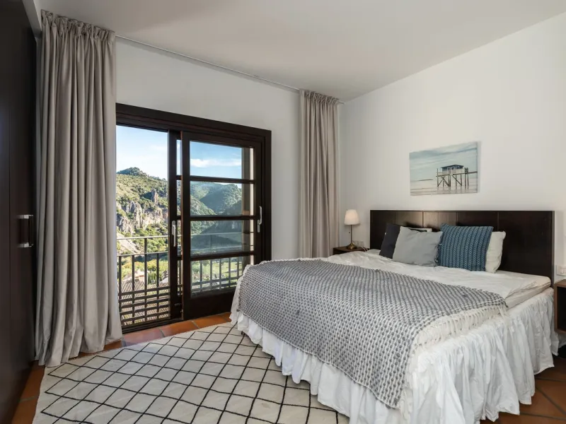 Spectacular townhouse in El Casar, Benahavís, one of the most exclusive developments in Benahavís village. The property stands out for its spaciousness, brightness, and functional layout, offering a total of 4 bedrooms, 4 bathrooms, and 1 guest toilet.