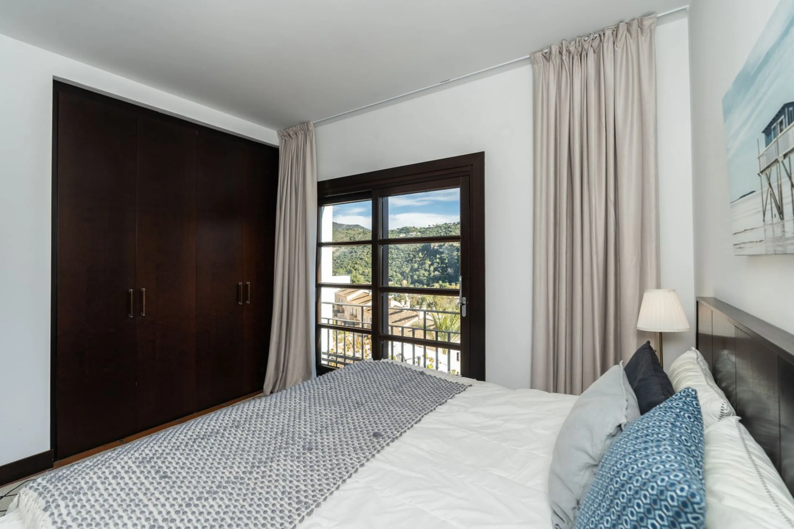Spectacular townhouse in El Casar, Benahavís, one of the most exclusive developments in Benahavís village. The property stands out for its spaciousness, brightness, and functional layout, offering a total of 4 bedrooms, 4 bathrooms, and 1 guest toilet.