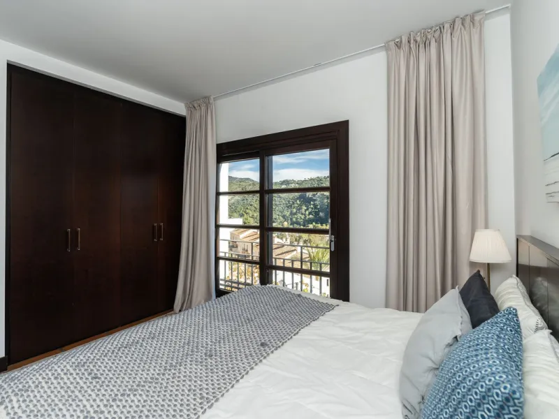 Spectacular townhouse in El Casar, Benahavís, one of the most exclusive developments in Benahavís village. The property stands out for its spaciousness, brightness, and functional layout, offering a total of 4 bedrooms, 4 bathrooms, and 1 guest toilet.