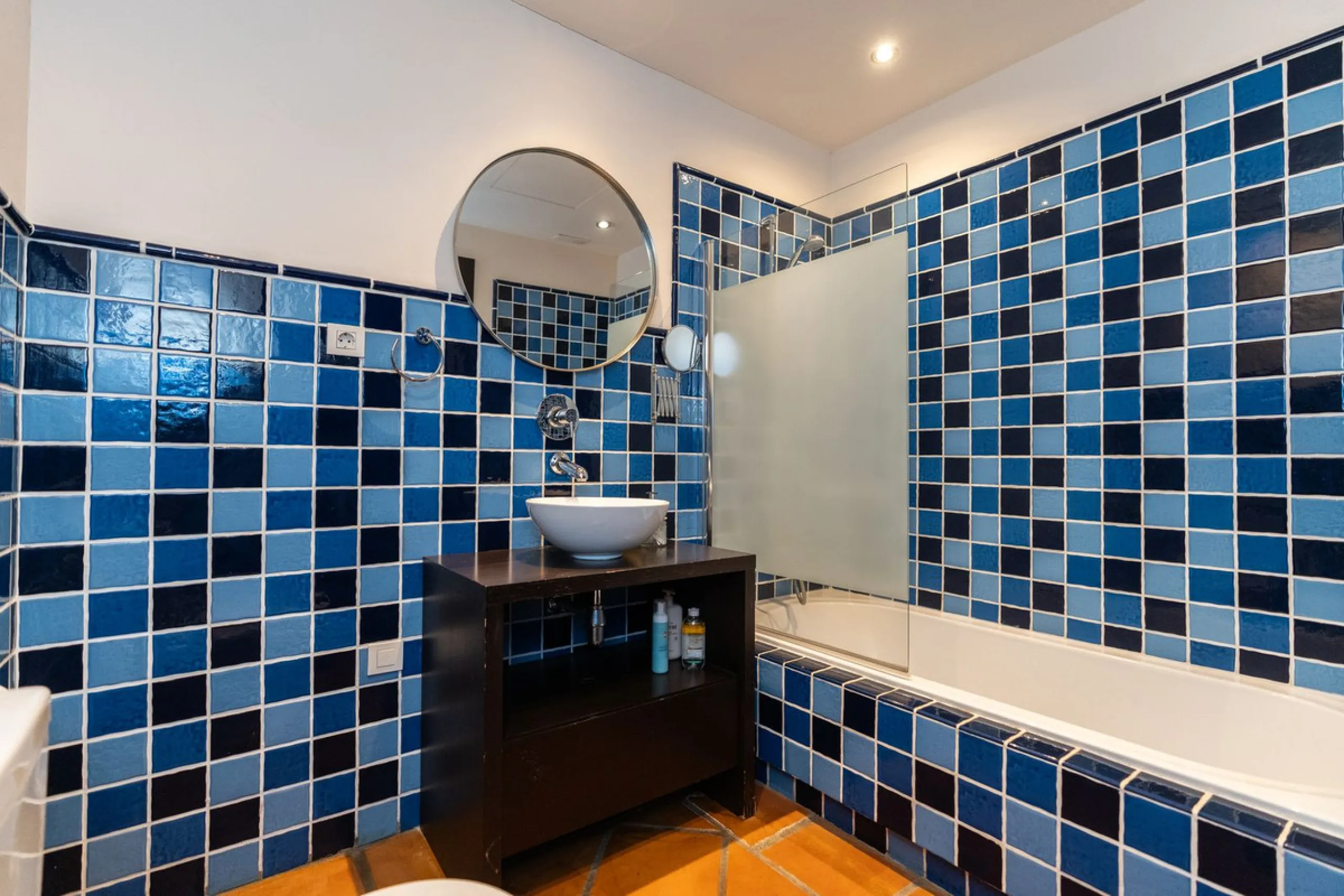 Spectacular townhouse in El Casar, Benahavís, one of the most exclusive developments in Benahavís village. The property stands out for its spaciousness, brightness, and functional layout, offering a total of 4 bedrooms, 4 bathrooms, and 1 guest toilet.