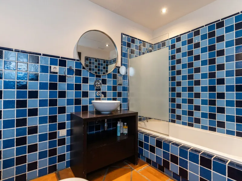 Spectacular townhouse in El Casar, Benahavís, one of the most exclusive developments in Benahavís village. The property stands out for its spaciousness, brightness, and functional layout, offering a total of 4 bedrooms, 4 bathrooms, and 1 guest toilet.