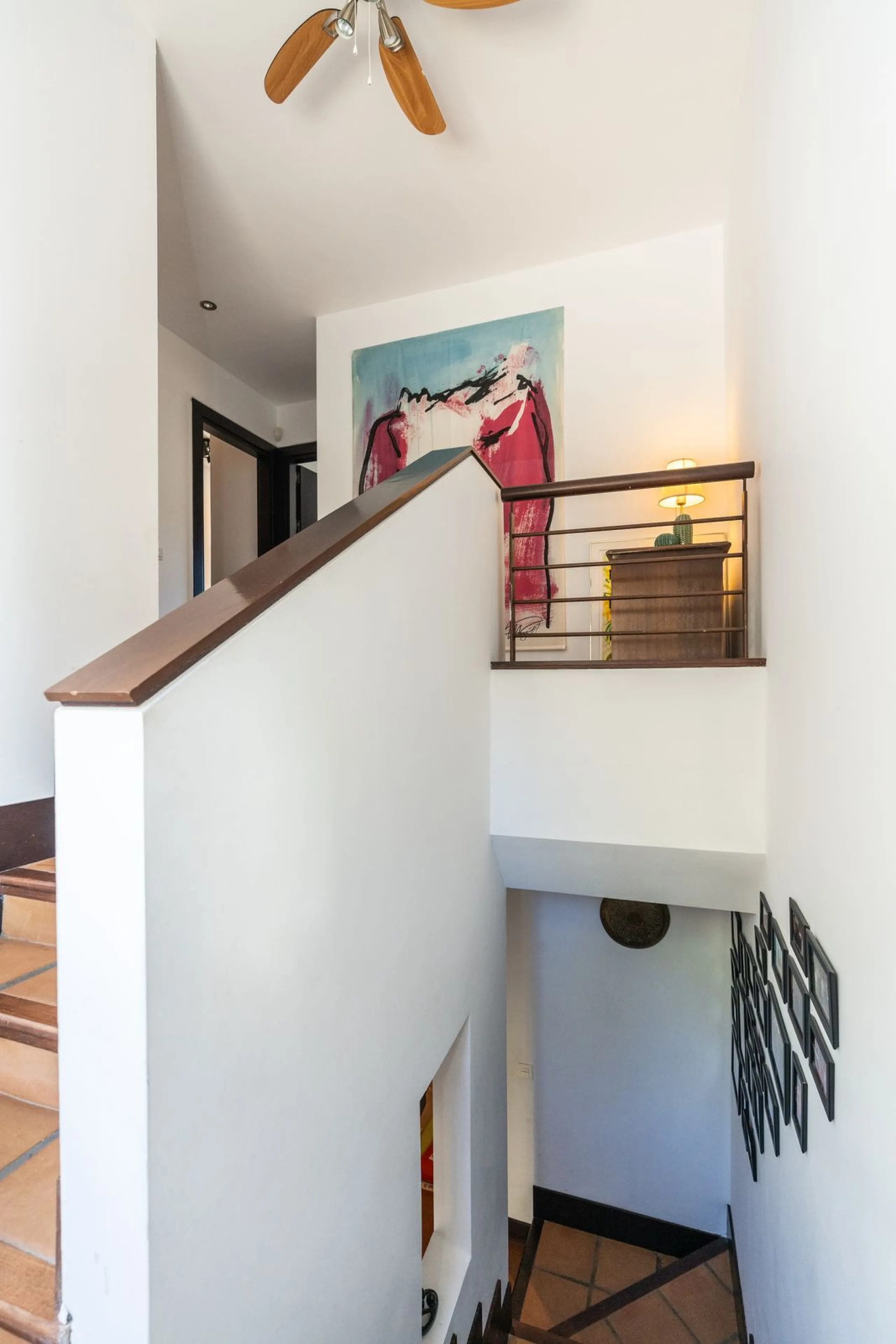 Spectacular townhouse in El Casar, Benahavís, one of the most exclusive developments in Benahavís village. The property stands out for its spaciousness, brightness, and functional layout, offering a total of 4 bedrooms, 4 bathrooms, and 1 guest toilet.
