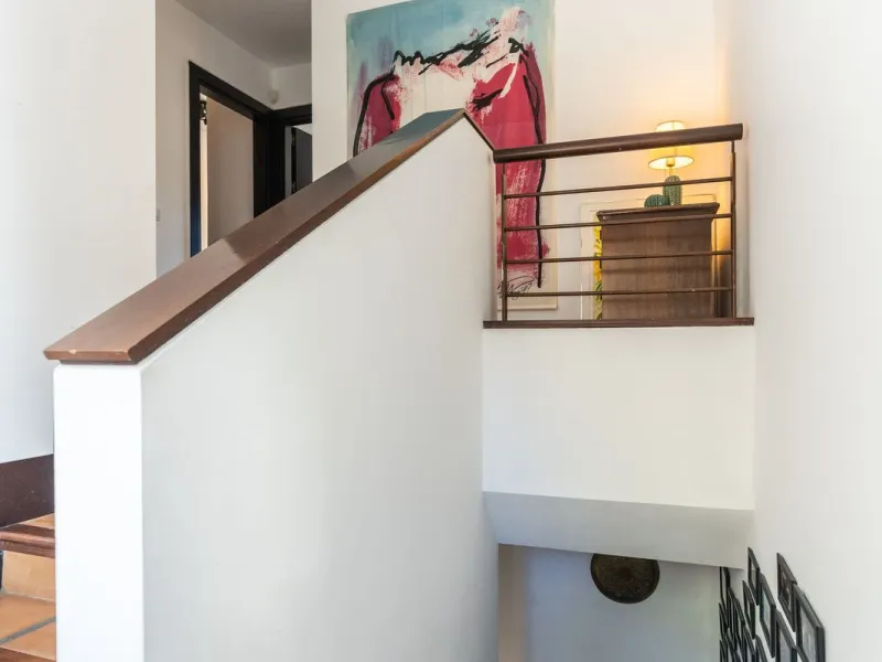 Spectacular townhouse in El Casar, Benahavís, one of the most exclusive developments in Benahavís village. The property stands out for its spaciousness, brightness, and functional layout, offering a total of 4 bedrooms, 4 bathrooms, and 1 guest toilet.