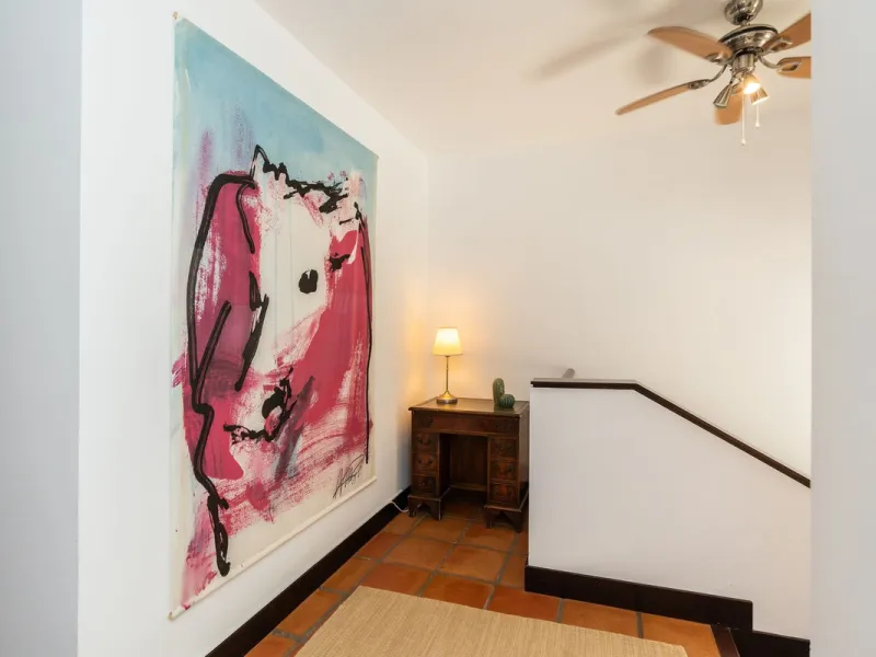Spectacular townhouse in El Casar, Benahavís, one of the most exclusive developments in Benahavís village. The property stands out for its spaciousness, brightness, and functional layout, offering a total of 4 bedrooms, 4 bathrooms, and 1 guest toilet.