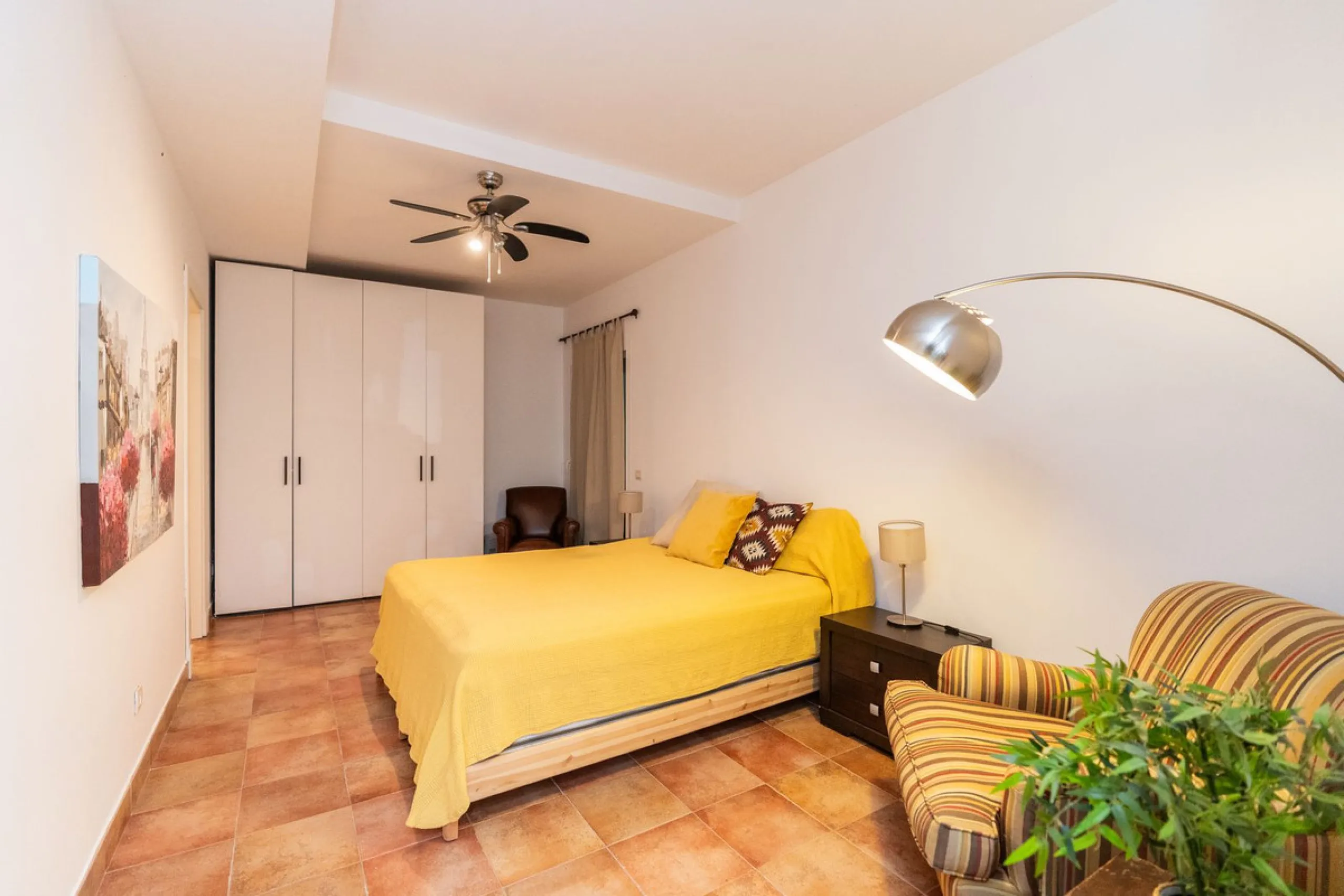 Spectacular townhouse in El Casar, Benahavís, one of the most exclusive developments in Benahavís village. The property stands out for its spaciousness, brightness, and functional layout, offering a total of 4 bedrooms, 4 bathrooms, and 1 guest toilet.