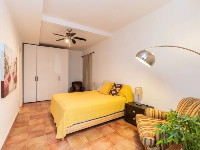 Spectacular townhouse in El Casar, Benahavís, one of the most exclusive developments in Benahavís village. The property stands out for its spaciousness, brightness, and functional layout, offering a total of 4 bedrooms, 4 bathrooms, and 1 guest toilet.