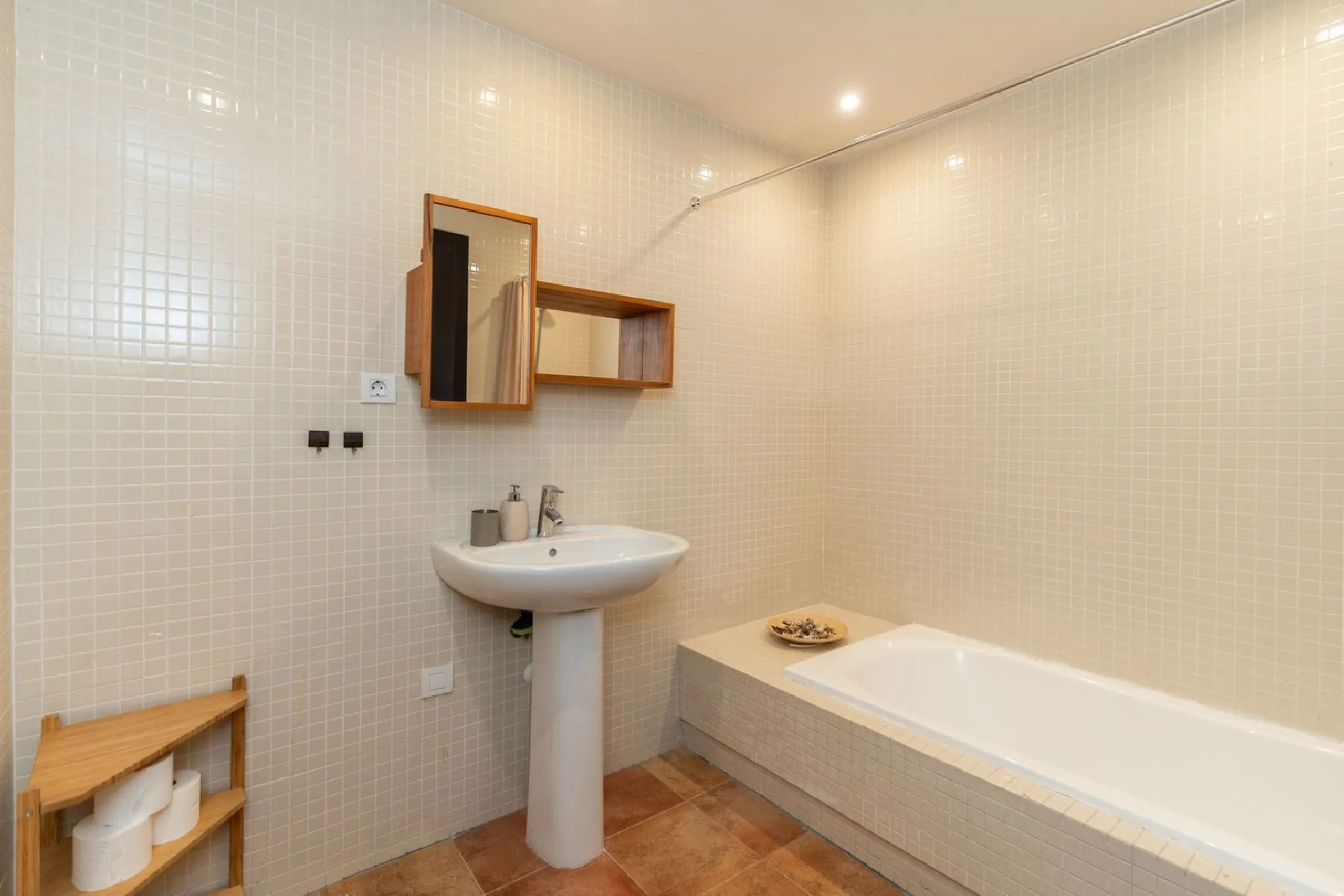 Spectacular townhouse in El Casar, Benahavís, one of the most exclusive developments in Benahavís village. The property stands out for its spaciousness, brightness, and functional layout, offering a total of 4 bedrooms, 4 bathrooms, and 1 guest toilet.