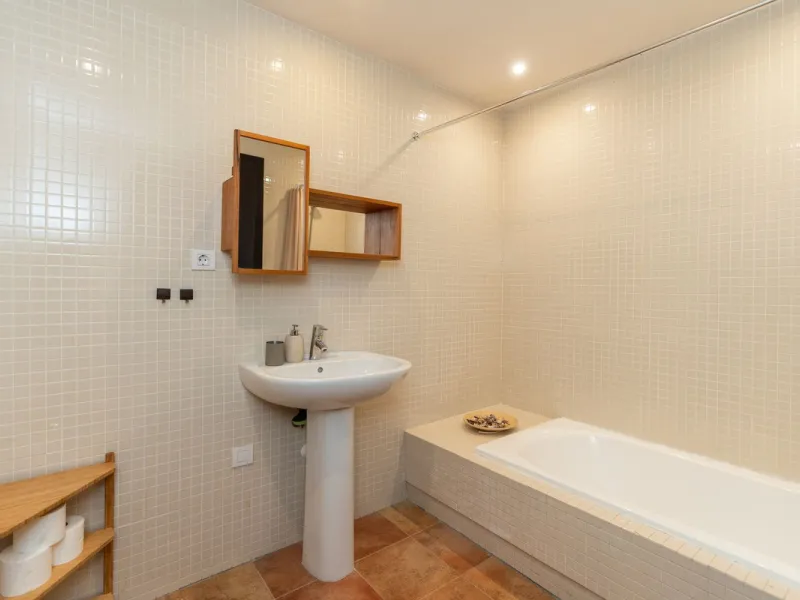 Spectacular townhouse in El Casar, Benahavís, one of the most exclusive developments in Benahavís village. The property stands out for its spaciousness, brightness, and functional layout, offering a total of 4 bedrooms, 4 bathrooms, and 1 guest toilet.