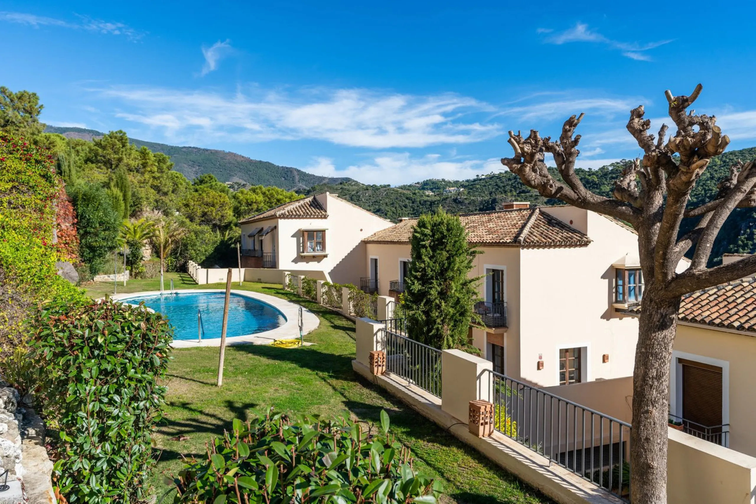 Spectacular townhouse in El Casar, Benahavís, one of the most exclusive developments in Benahavís village. The property stands out for its spaciousness, brightness, and functional layout, offering a total of 4 bedrooms, 4 bathrooms, and 1 guest toilet.