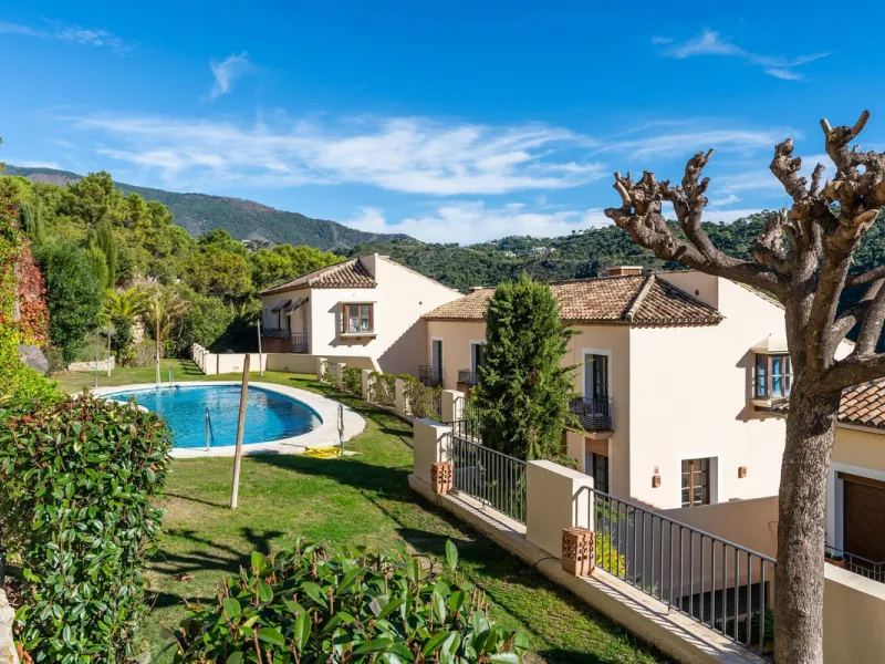 Spectacular townhouse in El Casar, Benahavís, one of the most exclusive developments in Benahavís village. The property stands out for its spaciousness, brightness, and functional layout, offering a total of 4 bedrooms, 4 bathrooms, and 1 guest toilet.