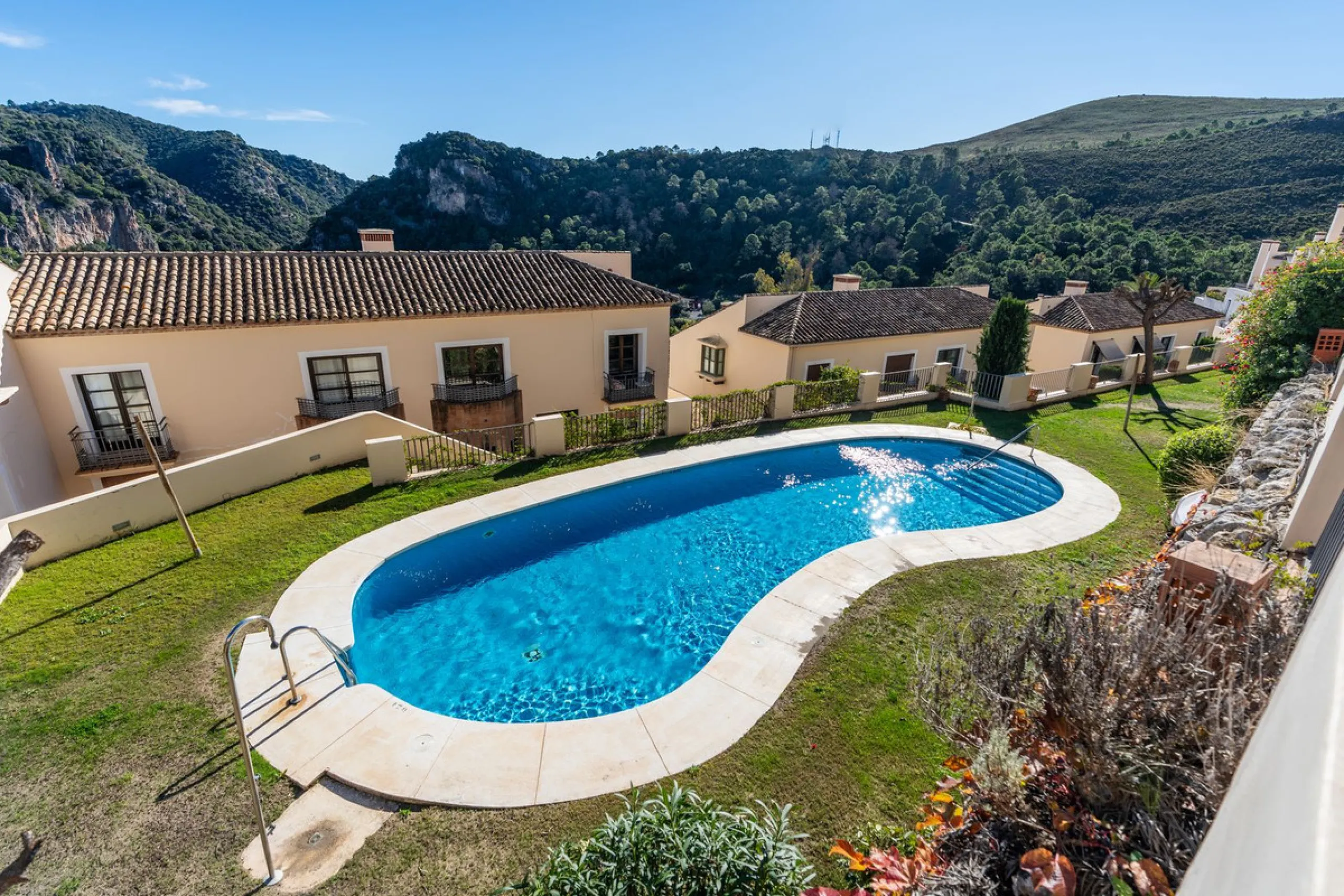 Spectacular townhouse in El Casar, Benahavís, one of the most exclusive developments in Benahavís village. The property stands out for its spaciousness, brightness, and functional layout, offering a total of 4 bedrooms, 4 bathrooms, and 1 guest toilet.