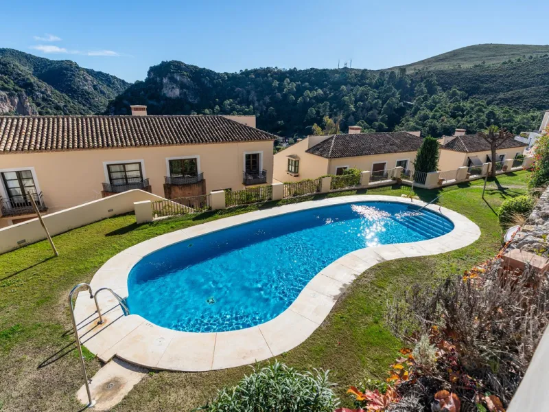 Spectacular townhouse in El Casar, Benahavís, one of the most exclusive developments in Benahavís village. The property stands out for its spaciousness, brightness, and functional layout, offering a total of 4 bedrooms, 4 bathrooms, and 1 guest toilet.